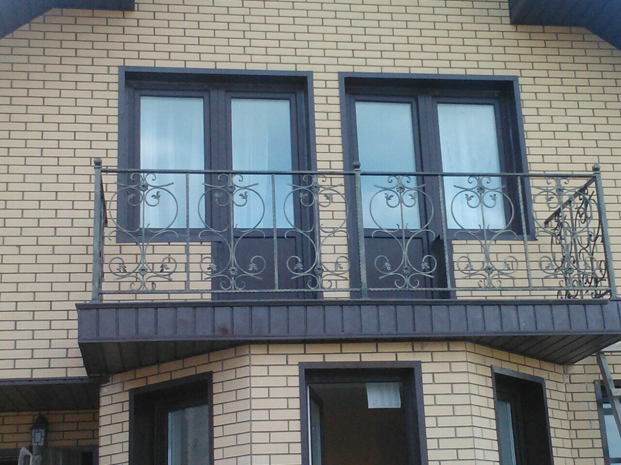 Кованый балкон в частный дом