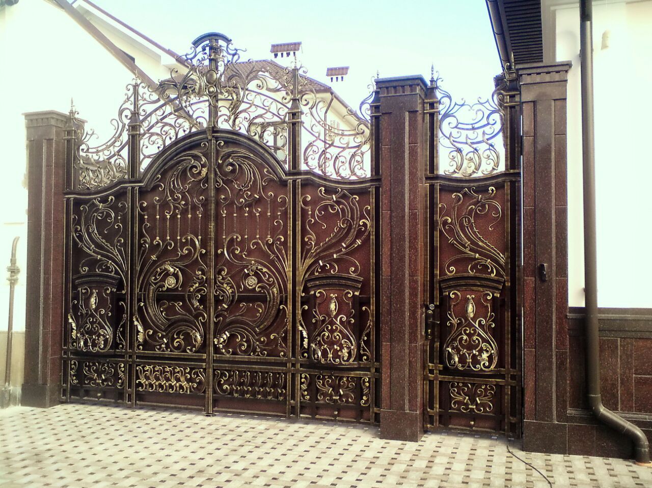 Распашные кованые ворота четырехсекционные с калиткой