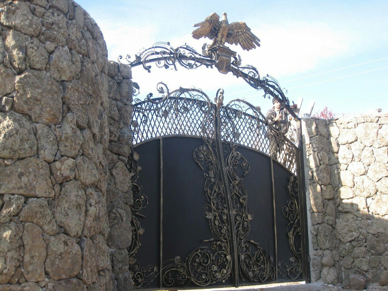 Ворота кованые с орлом