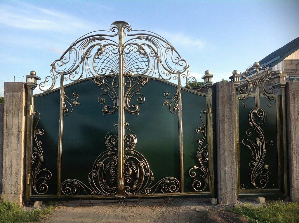 Зеленые роскошные кованые ворота