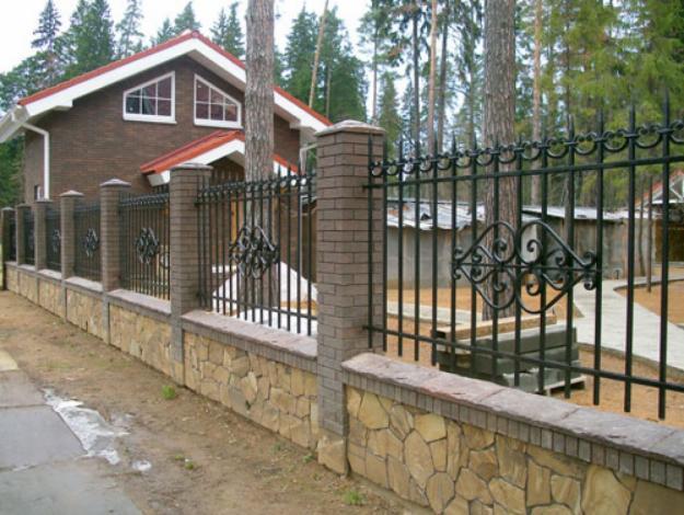 Комбинированный кованый забор