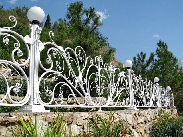 Белый кованый забор